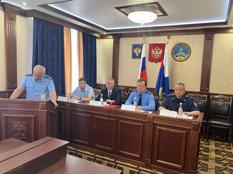 Рассмотрена практика принятия процессуальных решений о прекращении уголовных дел на досудебной стадии уголовного судопроизводства