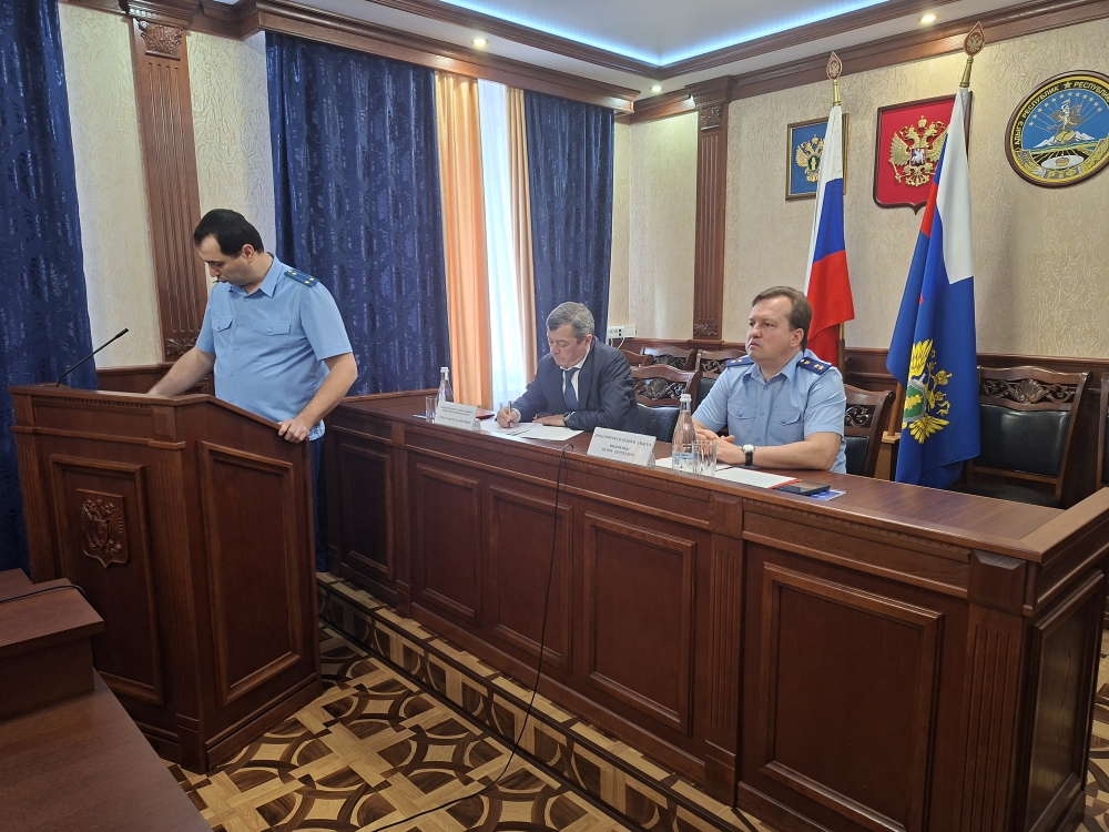 В прокуратуре республики проанализированы итоги проверки исполнения законодательства в сфере предупреждения распространения заболеваний животных