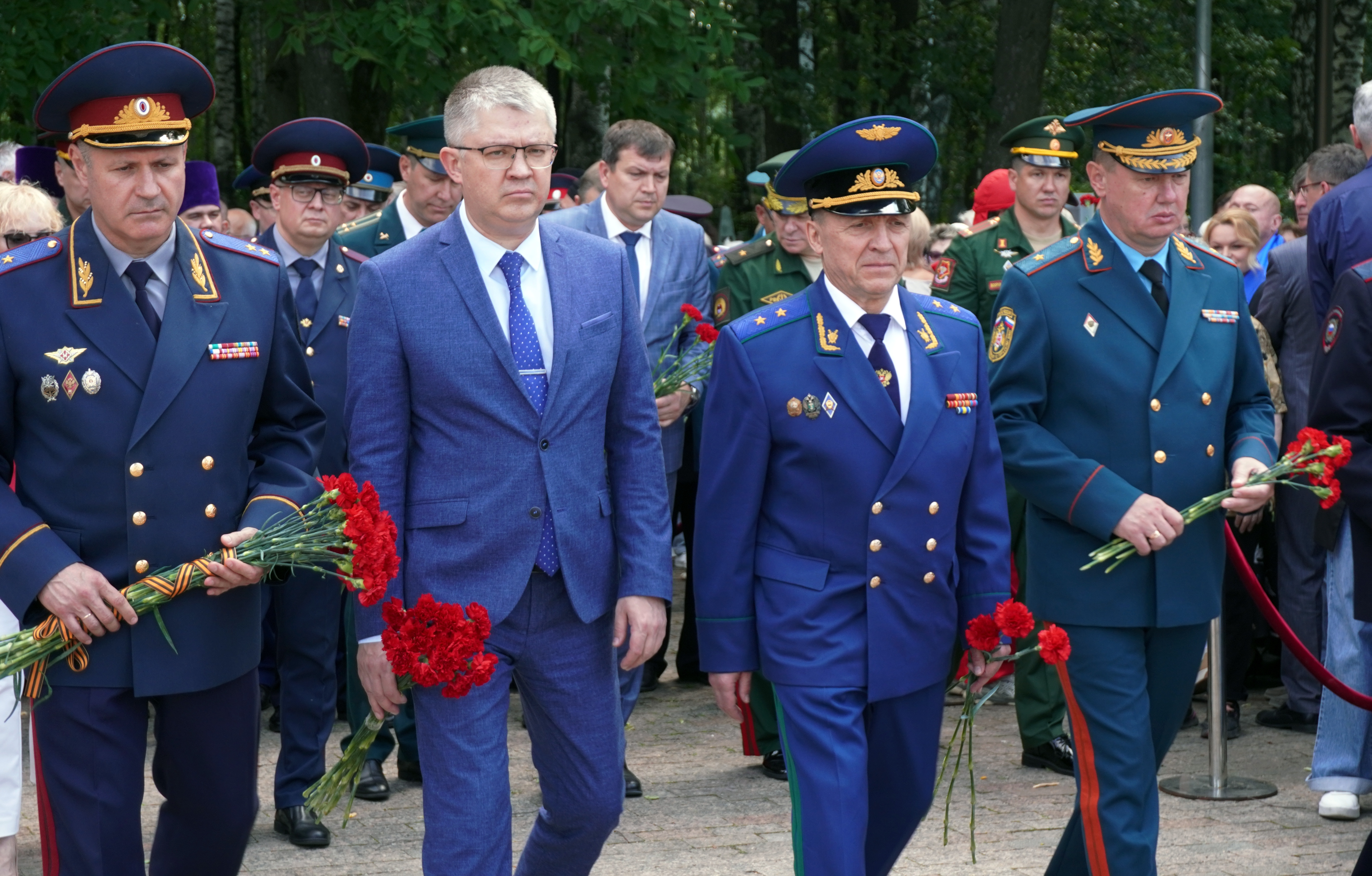 Прокурор Пермского края Павел Бухтояров принял участие в церемонии возложения цветов к мемориалу «Скорбящая»