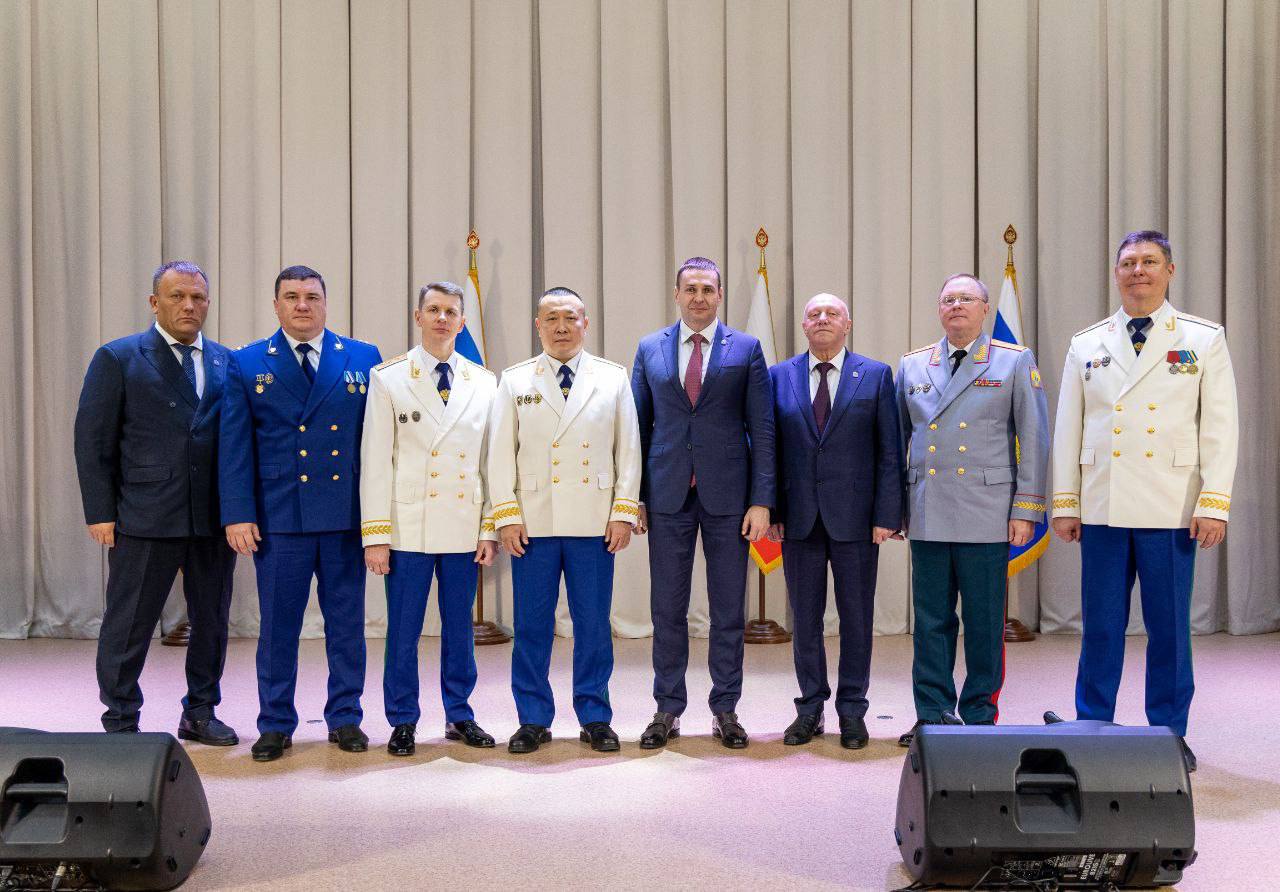 Работники управления Генпрокуратуры России по ДФО приняли участие в торжественных мероприятиях, посвященных 304-й годовщине образования прокуратуры России