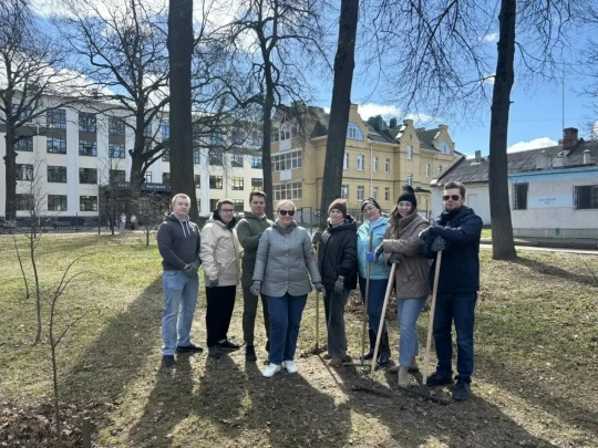 Работники прокуратуры города Костромы совместно с ветеранами и пенсионерами прокуратуры области провели субботник