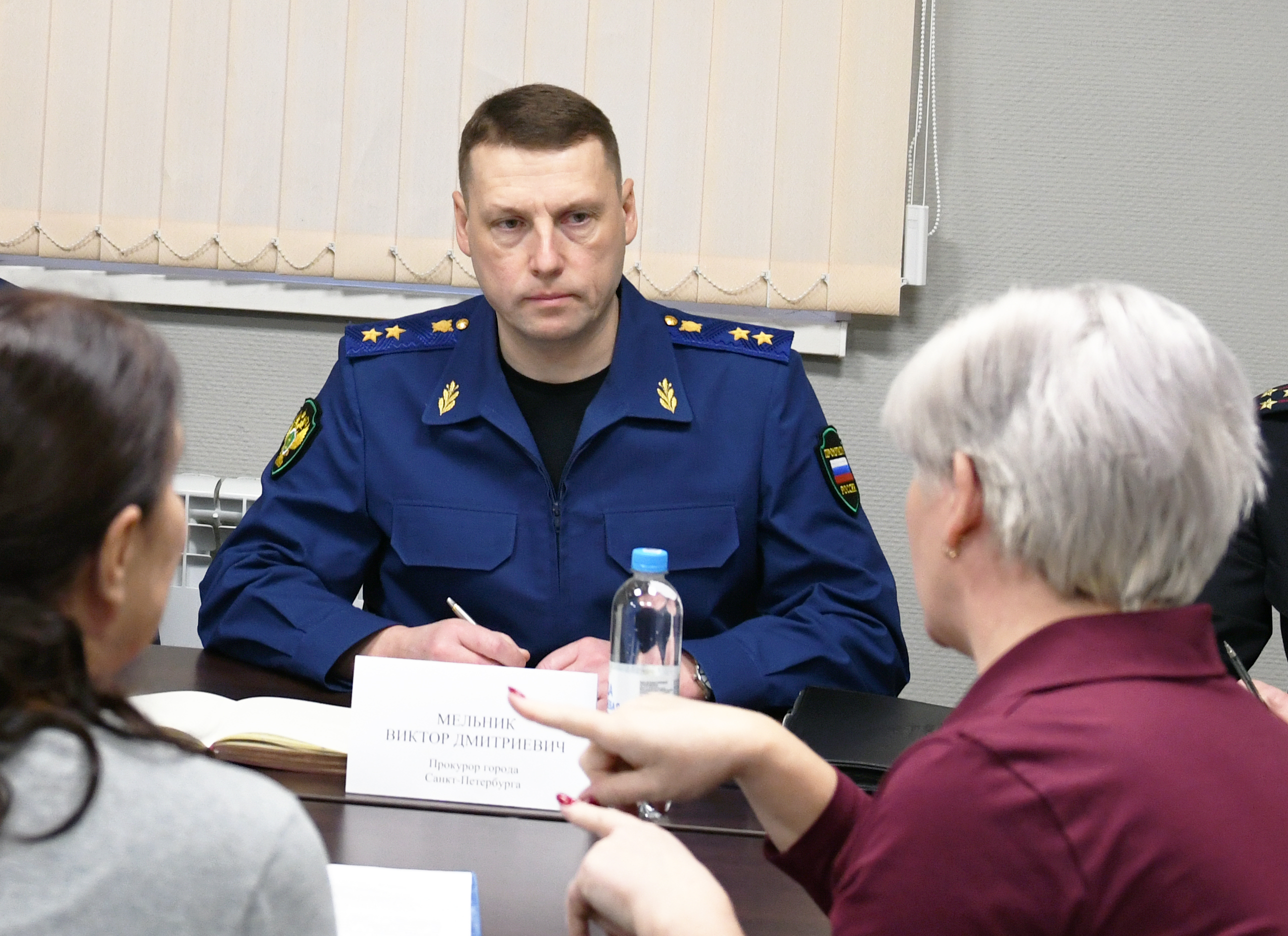 Блокадный статус, безопасность дорожного движения и отсутствие уличного освещение: с чем петербуржцы обратились к прокурору города 