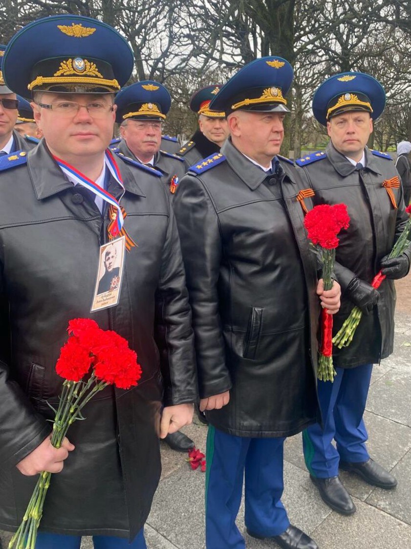 Заместитель Генерального прокурора Российской Федерации Алексей Захаров и начальник управления Генеральной прокуратуры Российской Федерации по Северо-Западному федеральному округу Нелли Солнышкина приняли участие в торжественно-траурной церемонии, посвященной 80-летию Победы в Великой Отечественной войне 1941-1945 годов