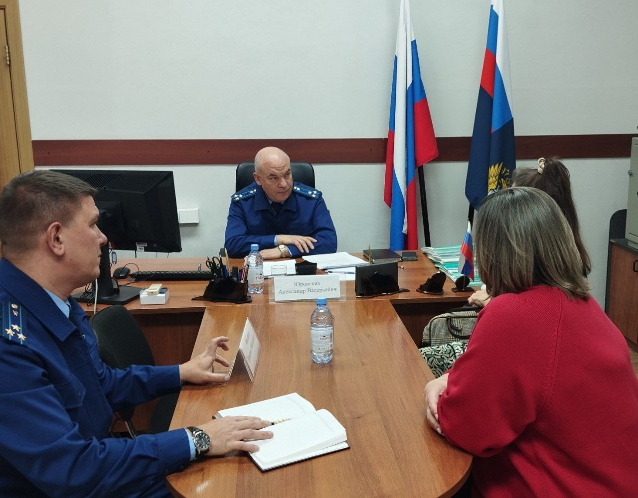 Сегодня, 26 ноября 2025 года, заместитель прокурора Свердловской области Александр Юровских провел личный прием жителей муниципального округа Заречный и Белоярского муниципального округа