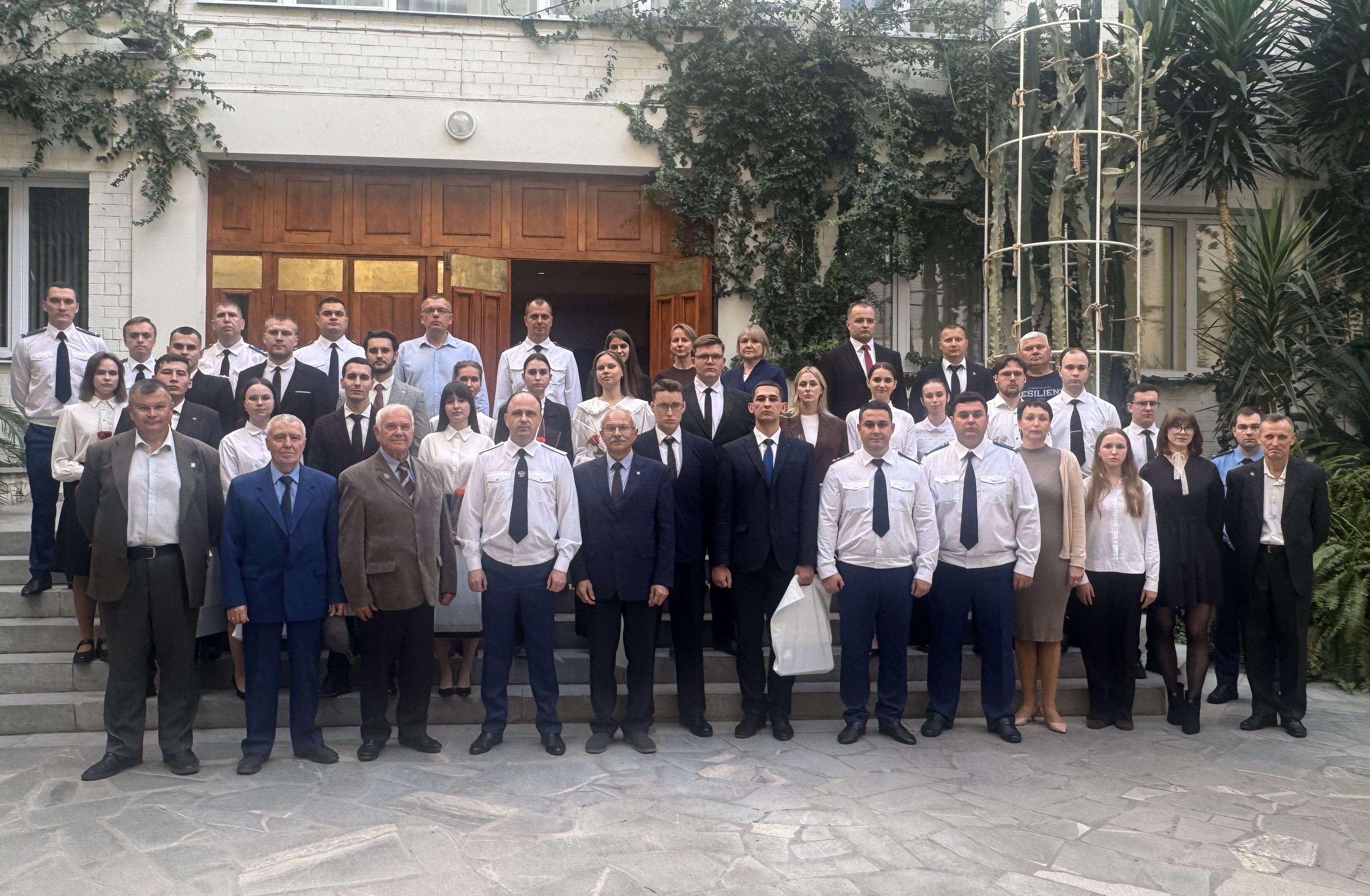 Пройдя успешно свою первую аттестацию,  в прокуратуре Свердловской области приняли Присягу прокурора шестеро молодых сотрудников, а еще 16 специалистам были вручены их первые погоны