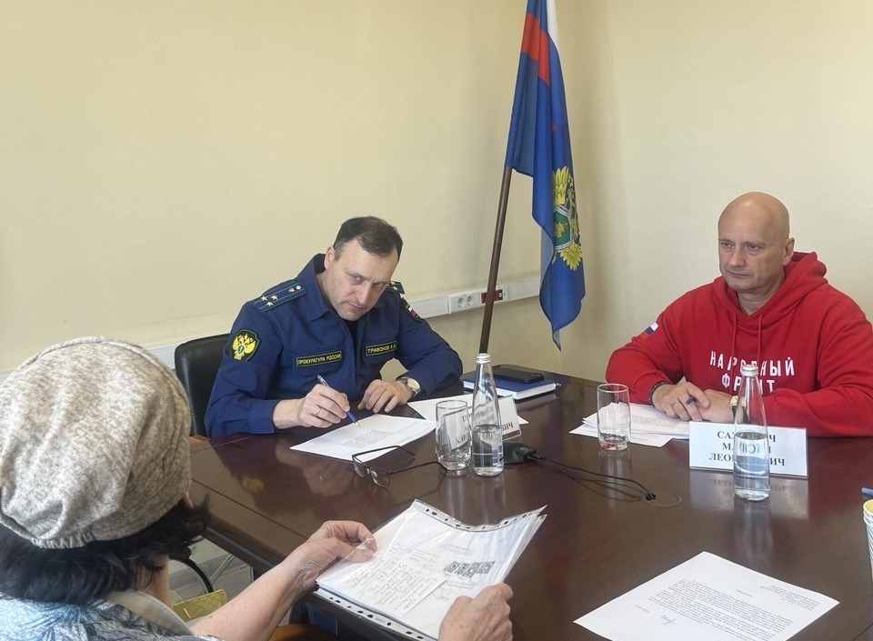 Исполняющий обязанности прокурора Мурманской области Анатолий Трифонов провел приём жителей регионального центра