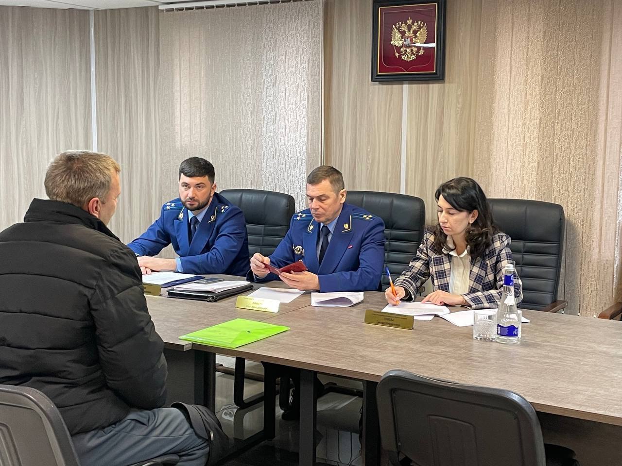 Первый заместитель прокурора Республики Северная Осетия – Алания Олег Фрикель совместно с Уполномоченным по правам ребенка при Главе                                     РСО – Алания Тамарой Плиевой провел выездной прием граждан по вопросам защиты прав нес