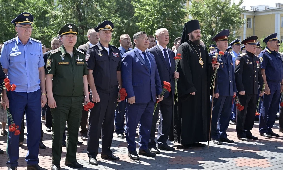  Прокурор республики Ботвинкин Евгений Борисович и сотрудники прокуратуры приняли участие в торжественном митинге, посвященном Дню памяти и скорби 