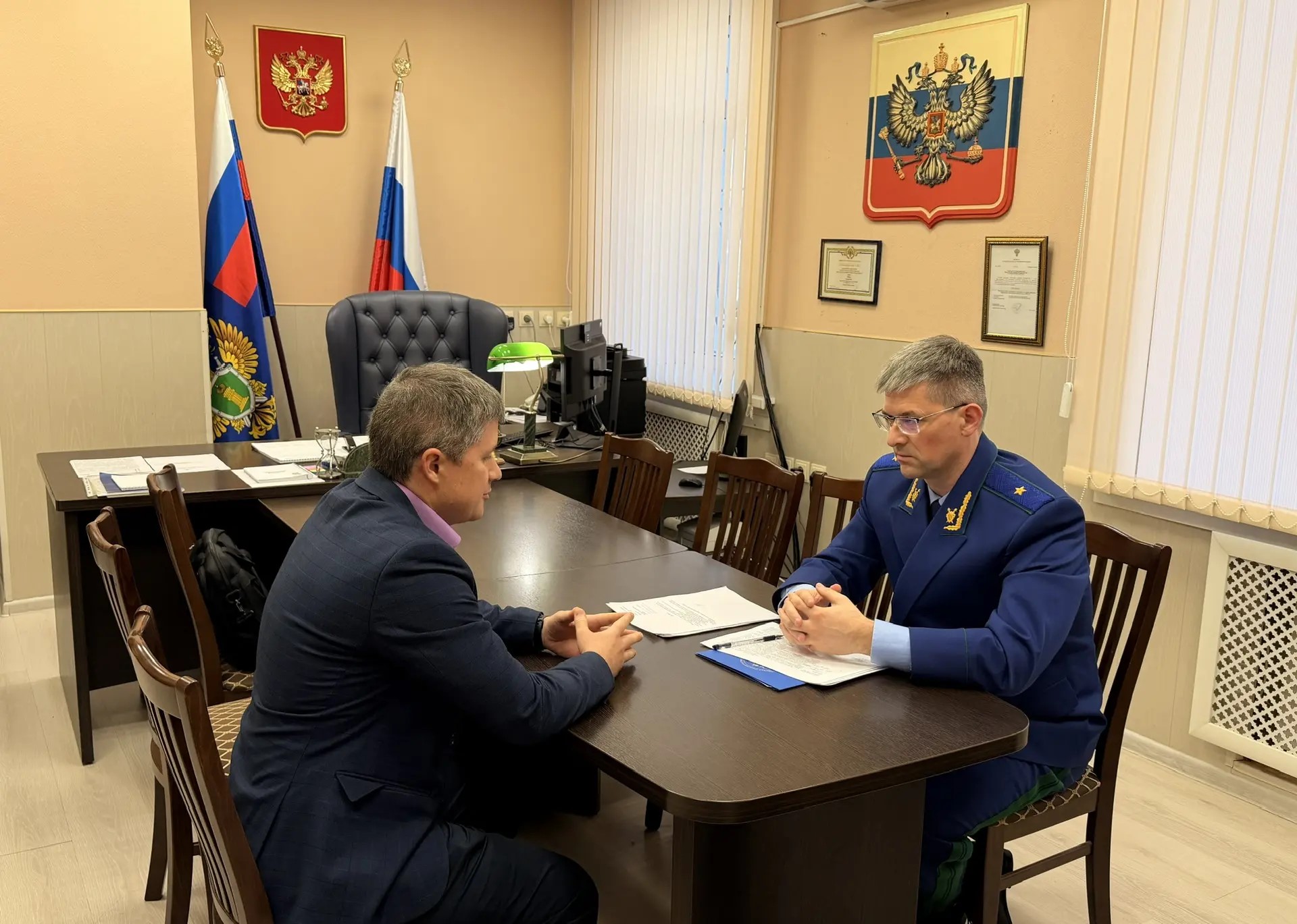 Приволжский транспортный прокурор Максим Суров 17 апреля 2026 года провел личный прием жителей Самарской области