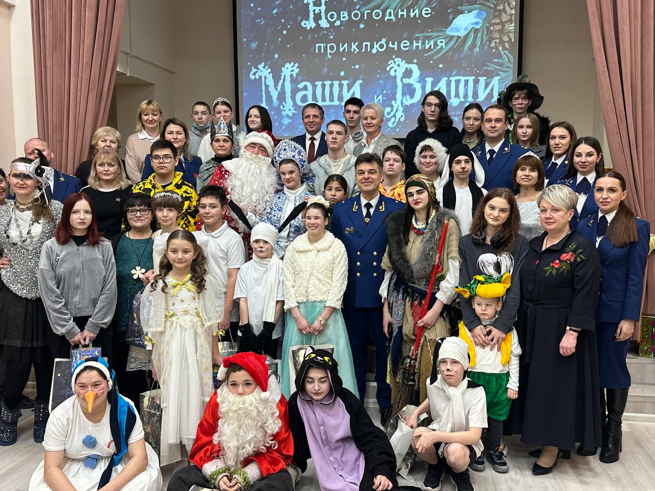 Работники прокуратуры области поздравили воспитанников Центров содействия семейного воспитания им. В.Т. Попова и «Берега» с наступающим Новым годом и Рождеством