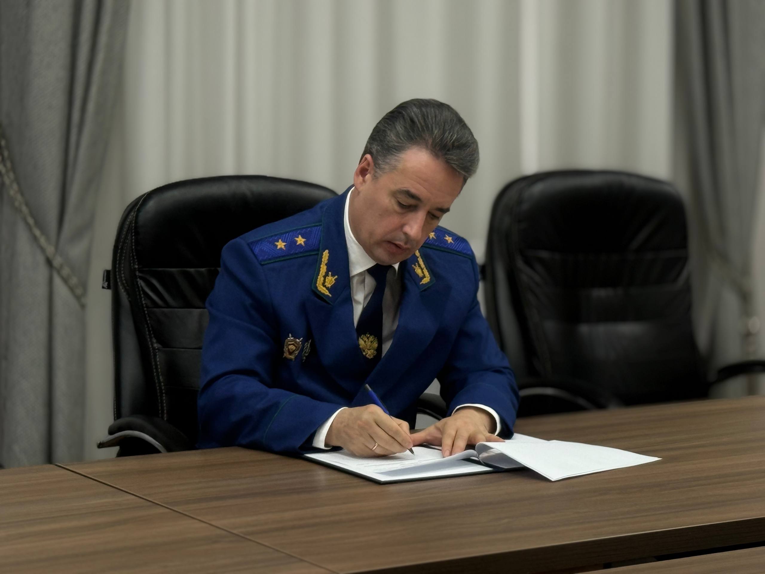 В международный день инвалидов прокурор края Сергей Столяров и председатель регионального отделения Всероссийской организации родителей детей-инвалидов Александр Батлук подписали соглашение о взаимодействии