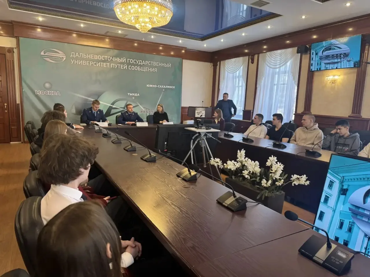 Первый заместитель Дальневосточного транспортного прокурора встретился со студентами Дальневосточного государственного университета путей сообщения - членами семей участников СВО