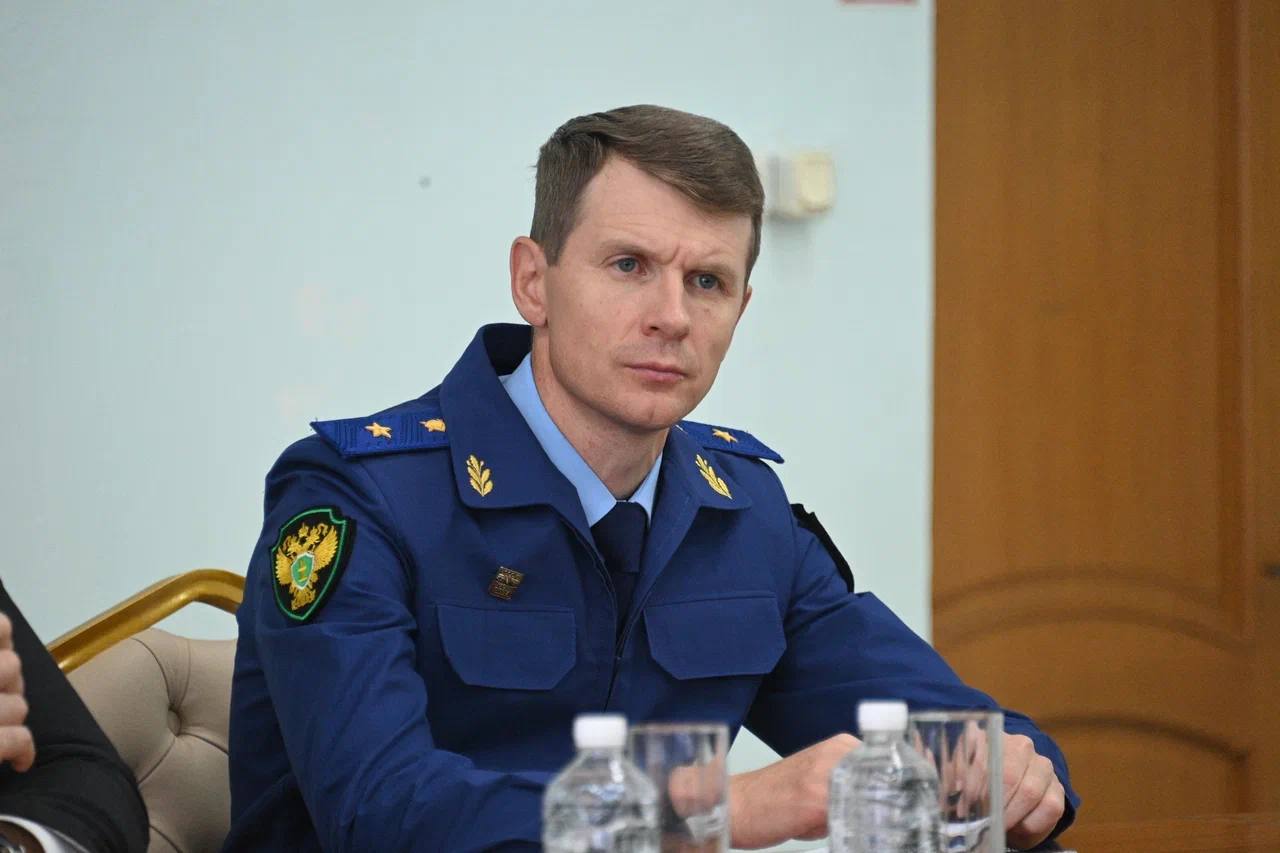 В рамках поездки в северные территории региона прокурор Хабаровского края Виталий Степанов посетил Аяно-Майский район