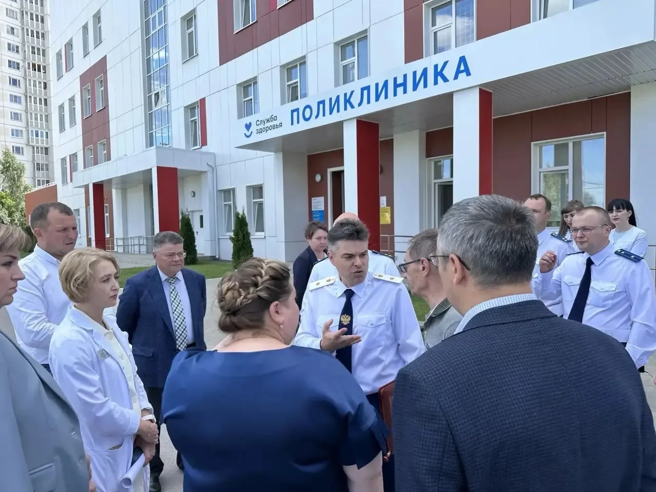 Проблемы в работе травмпунктов и скорой медицинской помощи обсудили на выездном заседании межведомственной рабочей группы под руководством прокурора области Константина Жилякова, которое проведено в новой поликлинике в г. Калуге