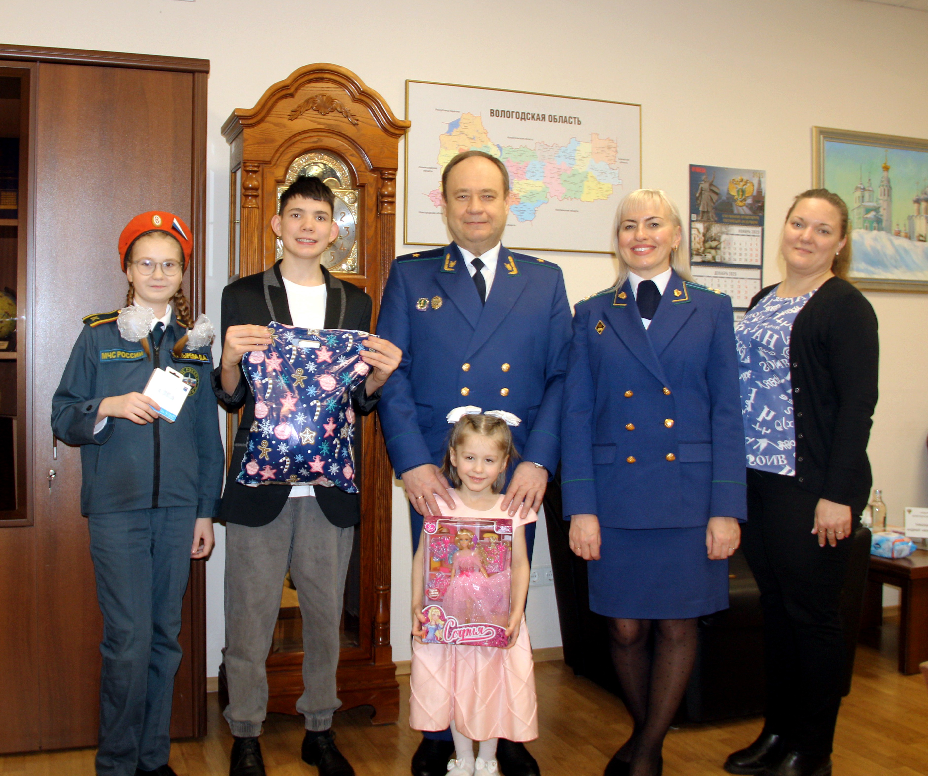 Работники прокуратуры области поздравили юных жителей региона с новогодними праздниками