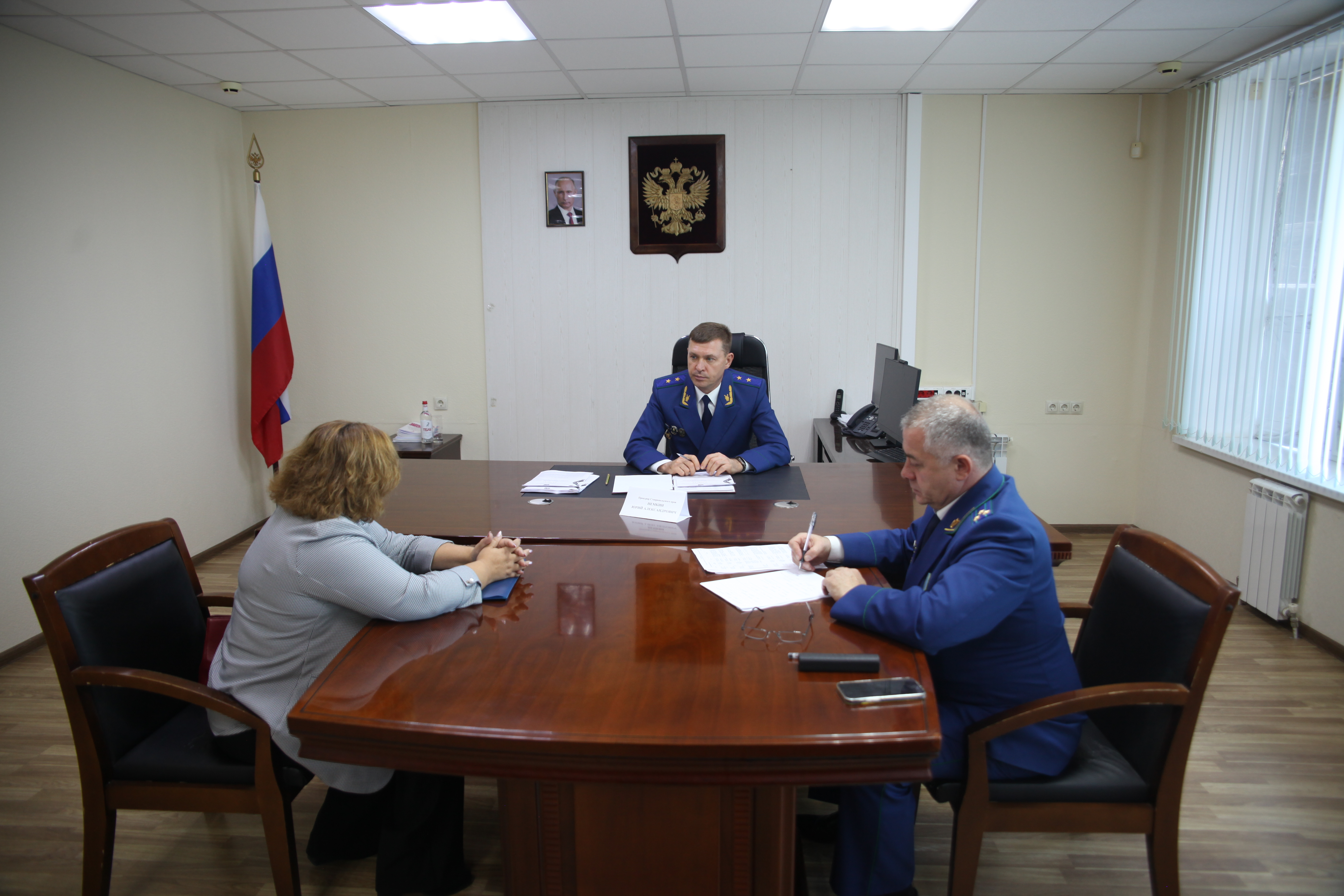 Прокурор края Юрий Немкин почтил память участников битвы за Северный Кавказ и встретился с семьями военнослужащих в Изобильненском округе