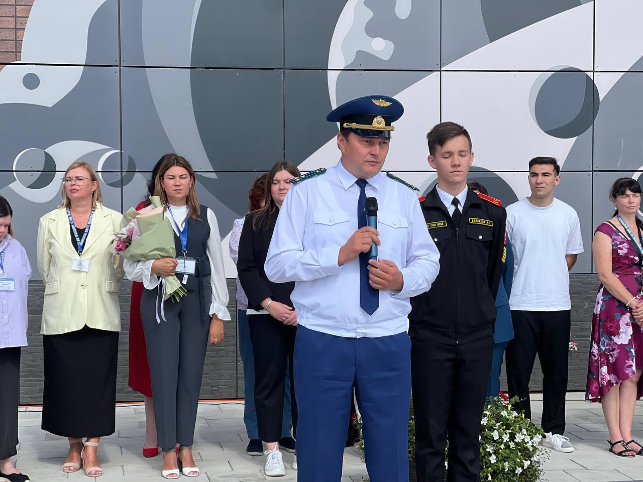 Исполняющий обязанности прокурора Калининградской области Владимир Родин принял участие в торжественной линейке, посвященной началу учебного года