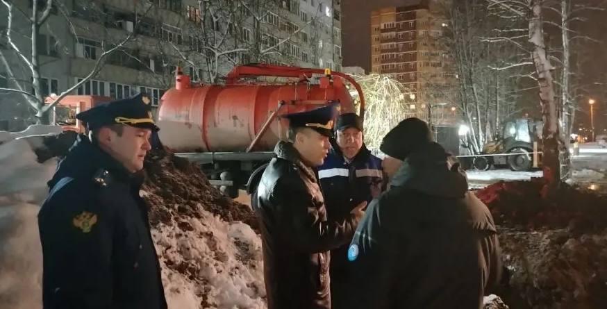 Прокурор области Константин Жиляков выехал на место коммунальной аварии и заслушал уполномоченных руководителей, включая директора ГП «Калугаоблводоканал», о ходе работ по ее устранению