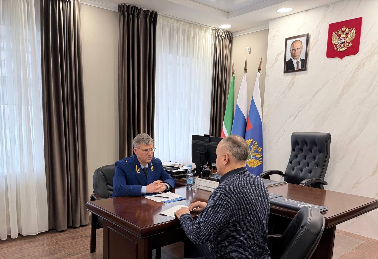 Приволжский транспортный прокурор Максим Суров 31 января 2026 года провел личный прием жителей Республики Татарстан