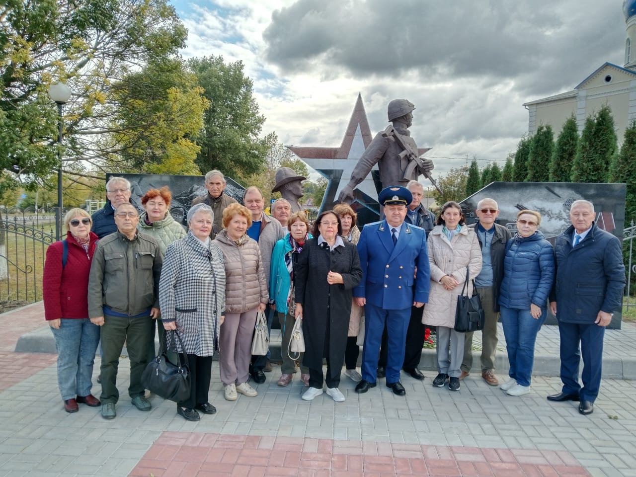В Хохольском районе делегация совета ветеранов и пенсионеров прокуратуры области возложила венки и цветы к мемориалу воинам, павшим в годы Великой Отечественной войны
